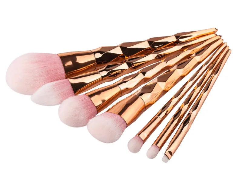 7-piece makeup brush set with nylon bristles, long handles, and compact 17.5 x 10 x 2 cm size