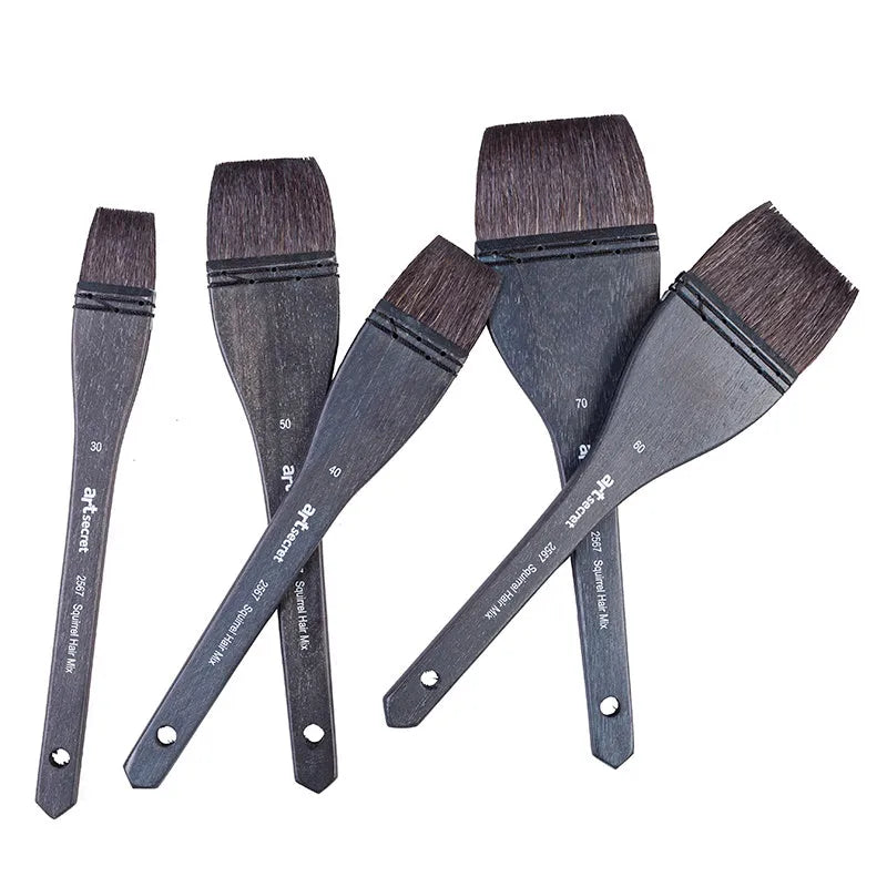 Grey squirrel hair brush with wooden handle, available in sizes 30 to 70 for professional makeup application