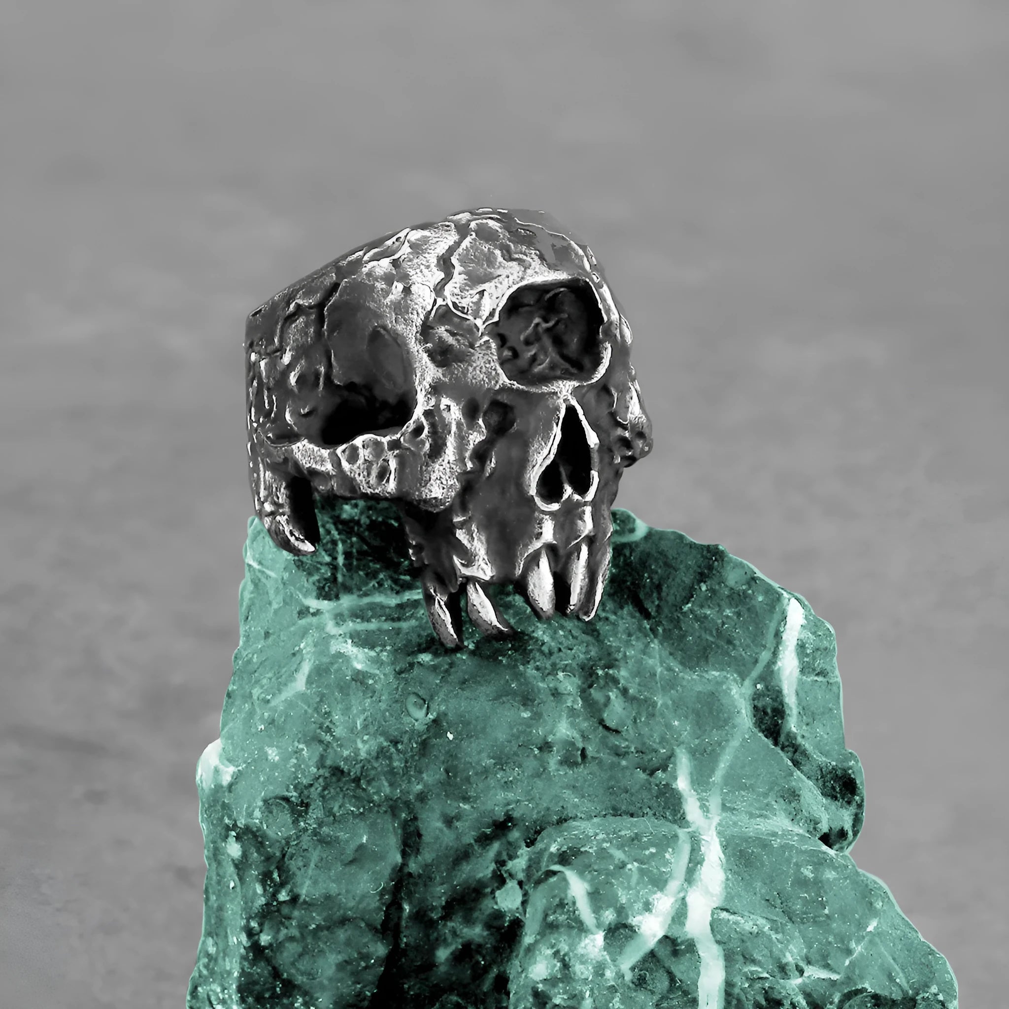 Alloy skull ring for men featuring a one-eyed skull design in a retro punk style.
