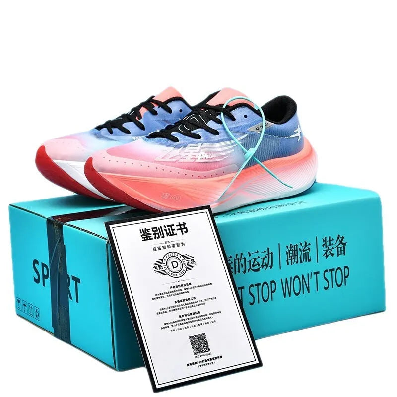 Low-top racing sneakers with carbon plate, PU mesh upper, and natural rubber sole in multiple colours