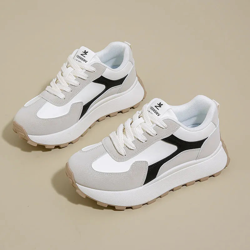 Women's low-top platform sneakers in card black with lace-up front and rubber sole