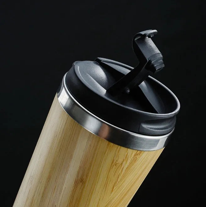 Bamboo coffee cup with stainless steel double wall, 420ml, leak-proof lid and foam pad base.