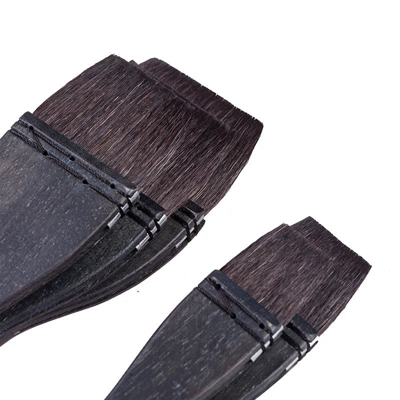 Grey squirrel hair brush with wooden handle, available in sizes 30 to 70 for professional makeup application