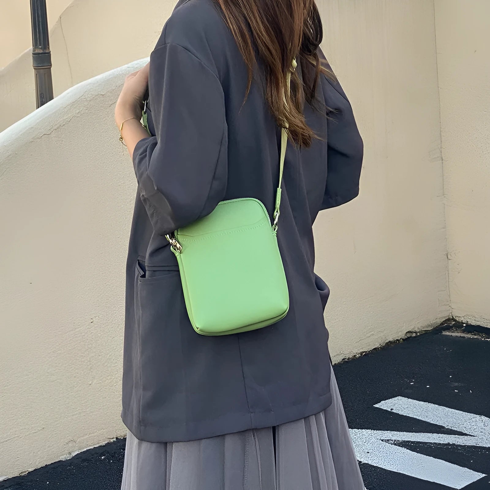 Small solid colour crossbody shoulder bag for women in PU material, shown in beige colour