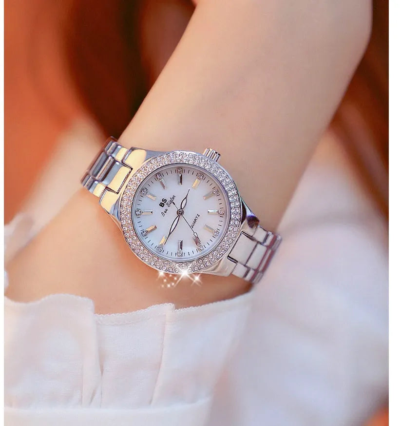 Ladies' linked watch with full diamond-set dial, 3.5cm case, 1.5cm band, gold or silver vacuum-plated finish.