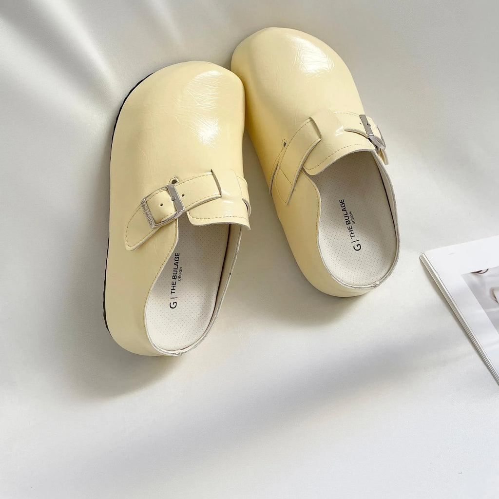Flat casual sneakers with a round toe and buckle fastening on a PU upper.