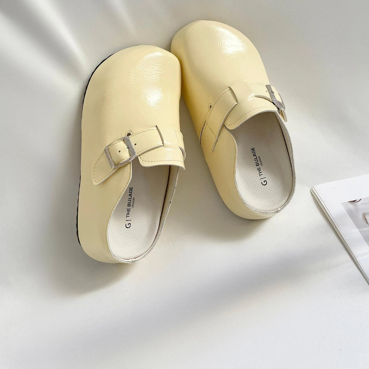 Flat casual sneakers with a round toe and buckle fastening on a PU upper.
