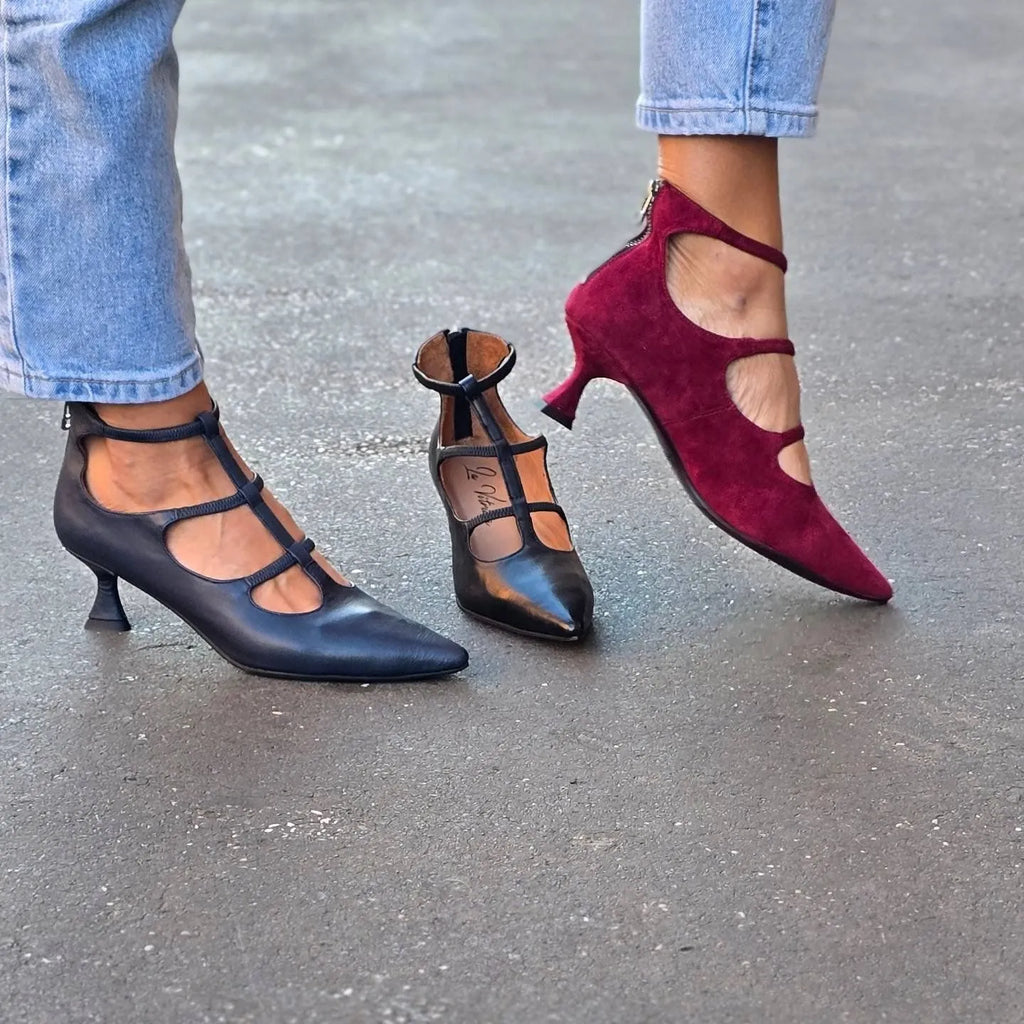 Plus size women's sandals with PU upper and buckle fastening in black, available in sizes 34 to 45