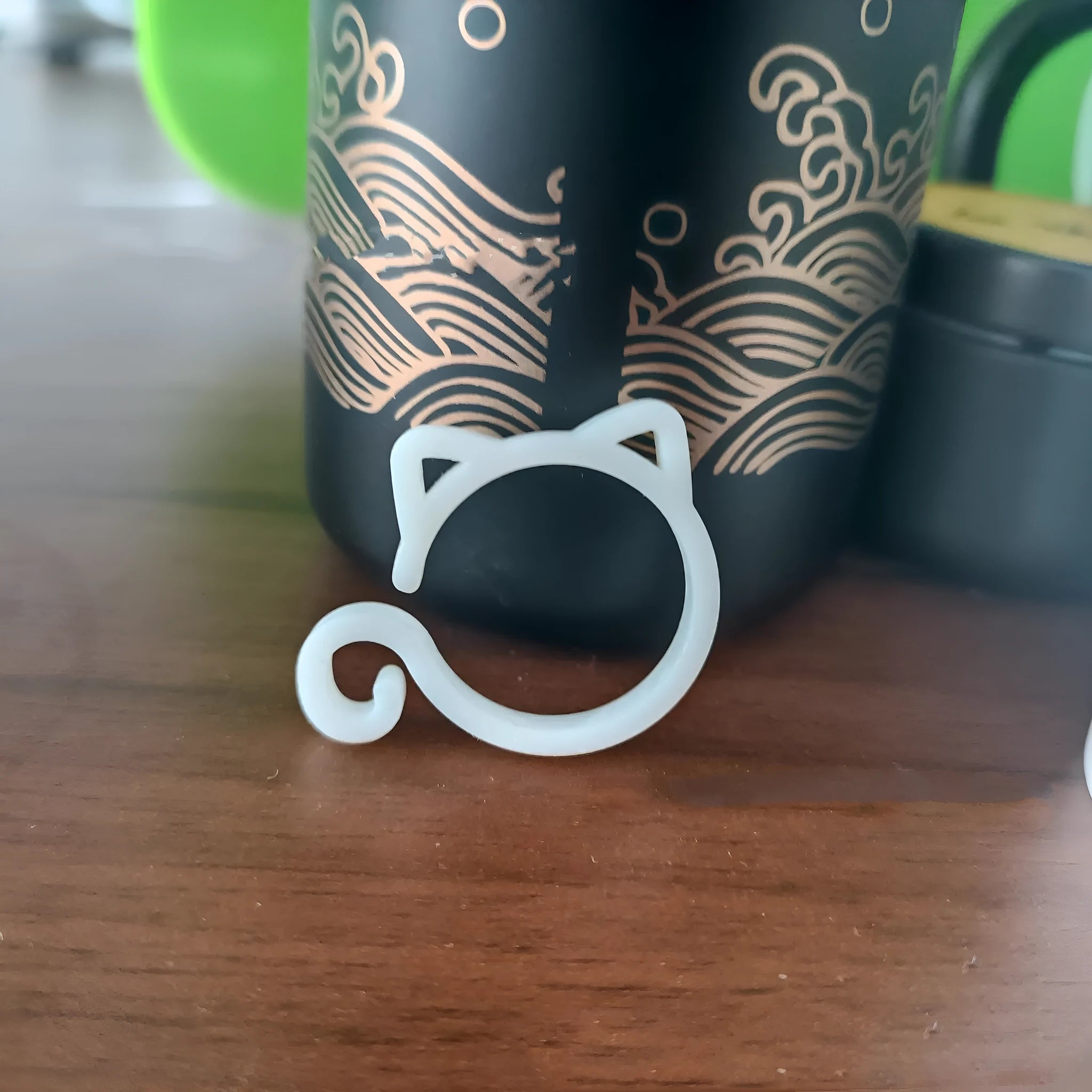 Cat-shaped plastic plant clip in four colours: red, yellow, green and white