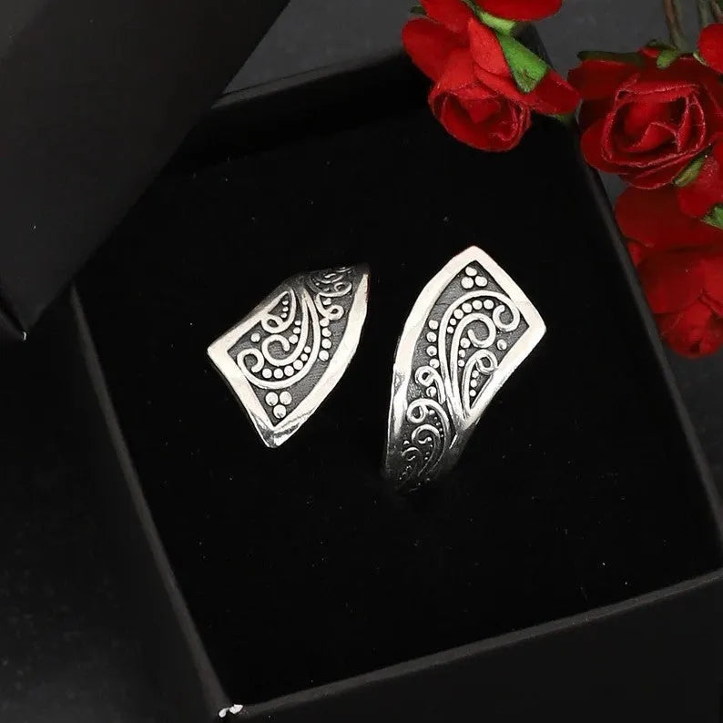 Adjustable silver electroplated women's ring with retro minimalist design on alloy base