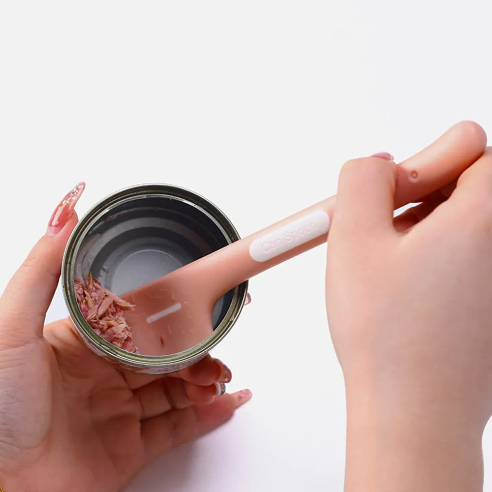 Green pet feeding spoon with right-angle design for canned cat and dog food
