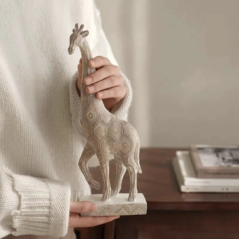 Wood colour giraffe resin ornament with European styling for home decoration