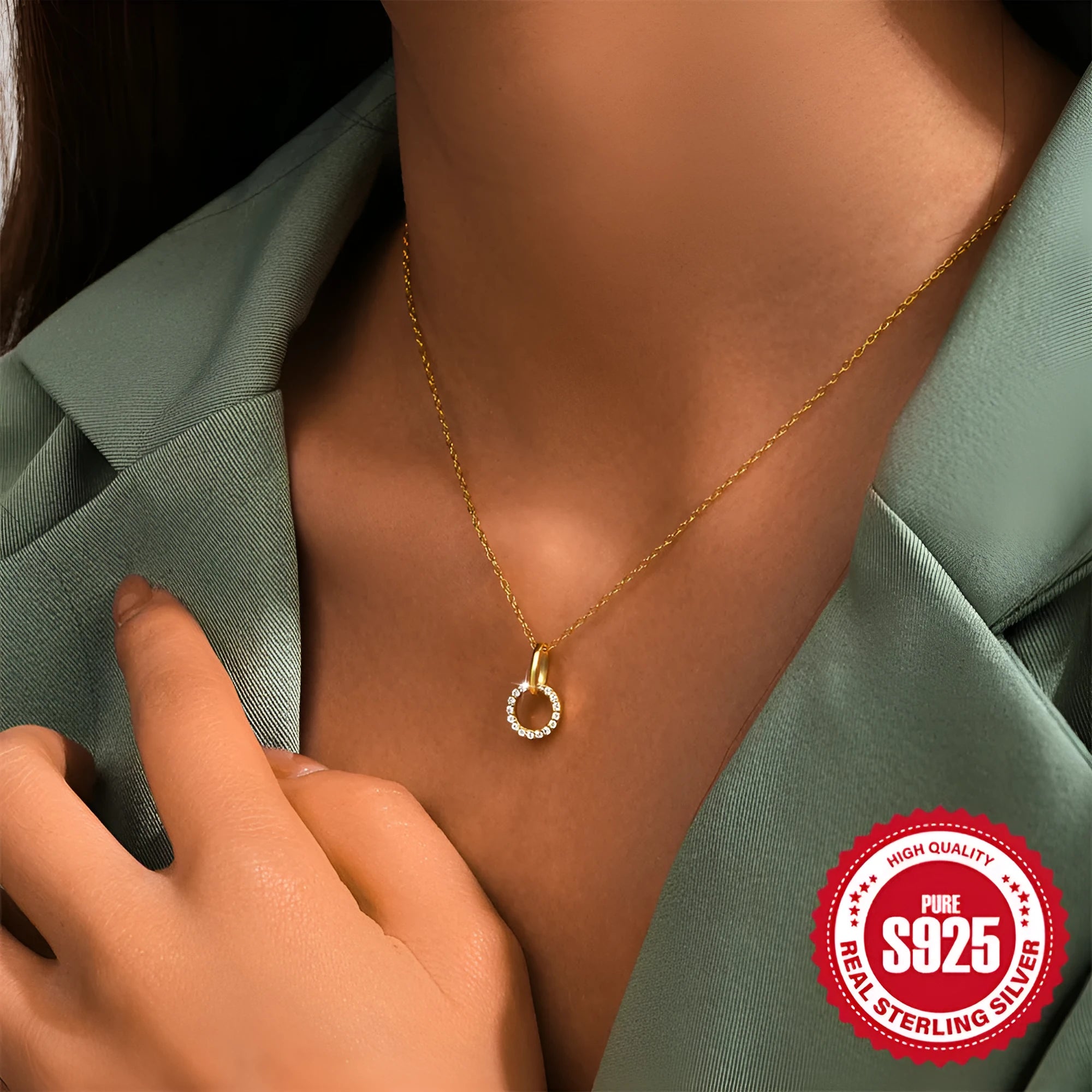 Gold-coloured S925 sterling silver clavicle chain necklace with interlocking design and micro inlaid zircon.