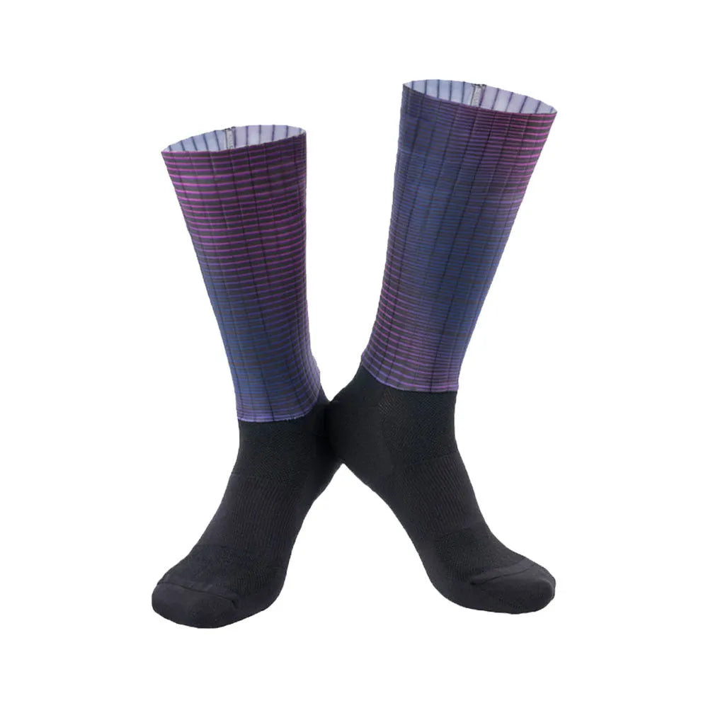 Athletic socks for cycling and running in chemical fibre blend fabric with moisture-wicking properties