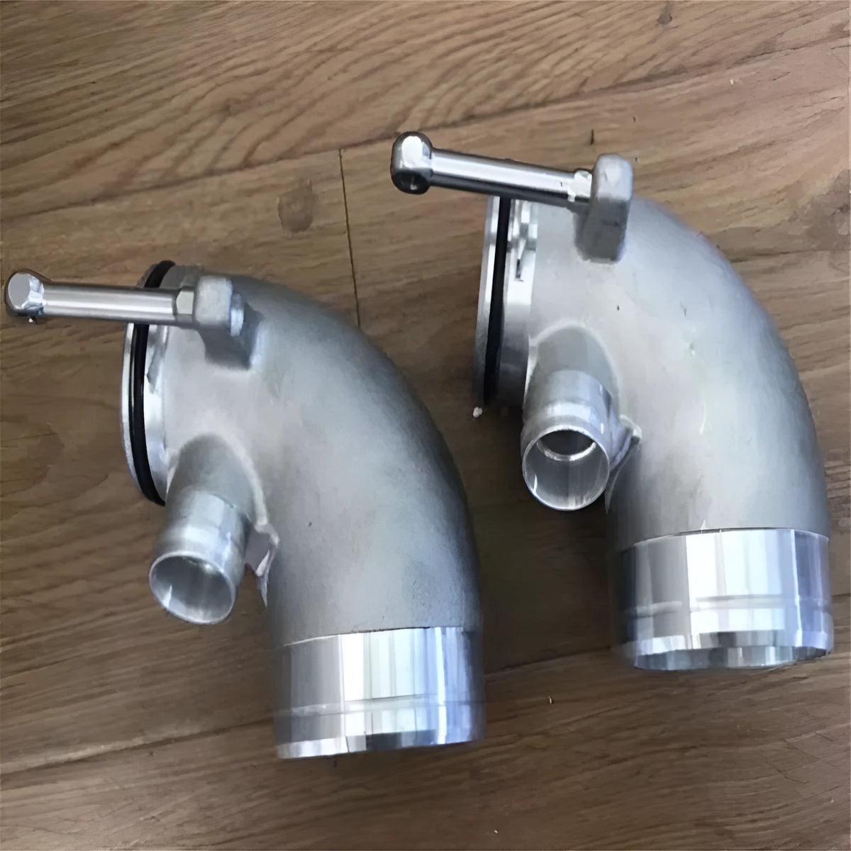 Red aluminium alloy 90-degree turbocharger elbow pipe for modified car engine bay