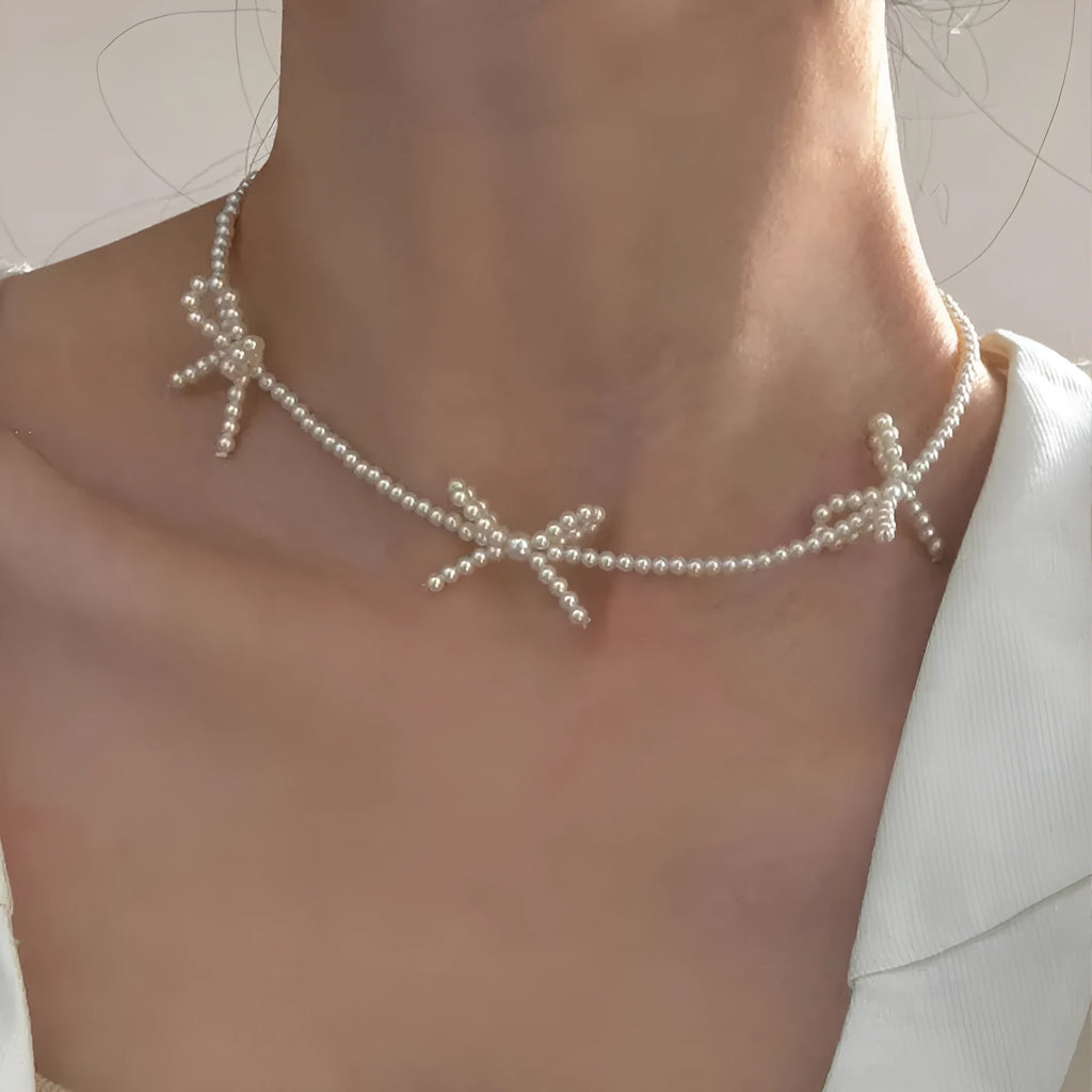 White imitation pearl necklace with bow-shaped pendant on adjustable 31-40 cm chain