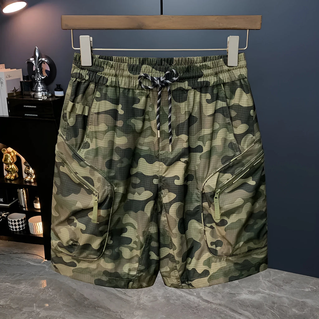 Men's camouflage cargo shorts with cargo pockets and loose fit in cotton blend fabric