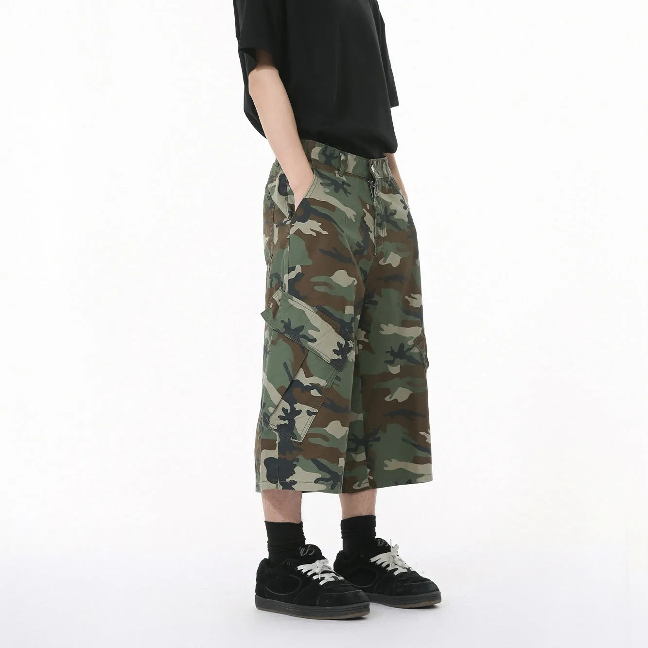 Men's camouflage wide-leg cotton jeans with cropped length and side pockets