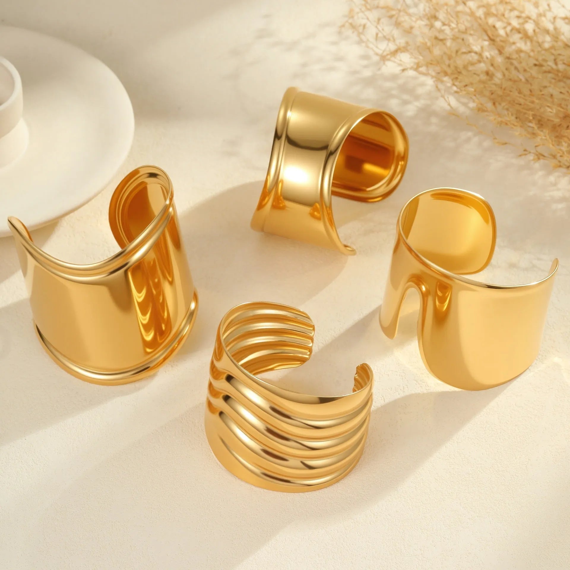 Women's stainless steel bracelet with 18K gold plating in geometric wave design