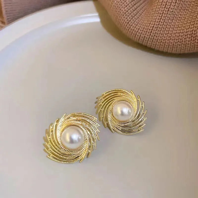 Pearl-coloured flower-shaped women's earrings with irregular decorative elements on electroplated alloy