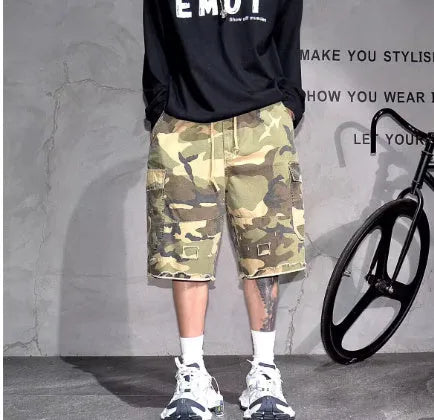 Loose-fitting camouflage shorts in American retro workwear style with cropped length
