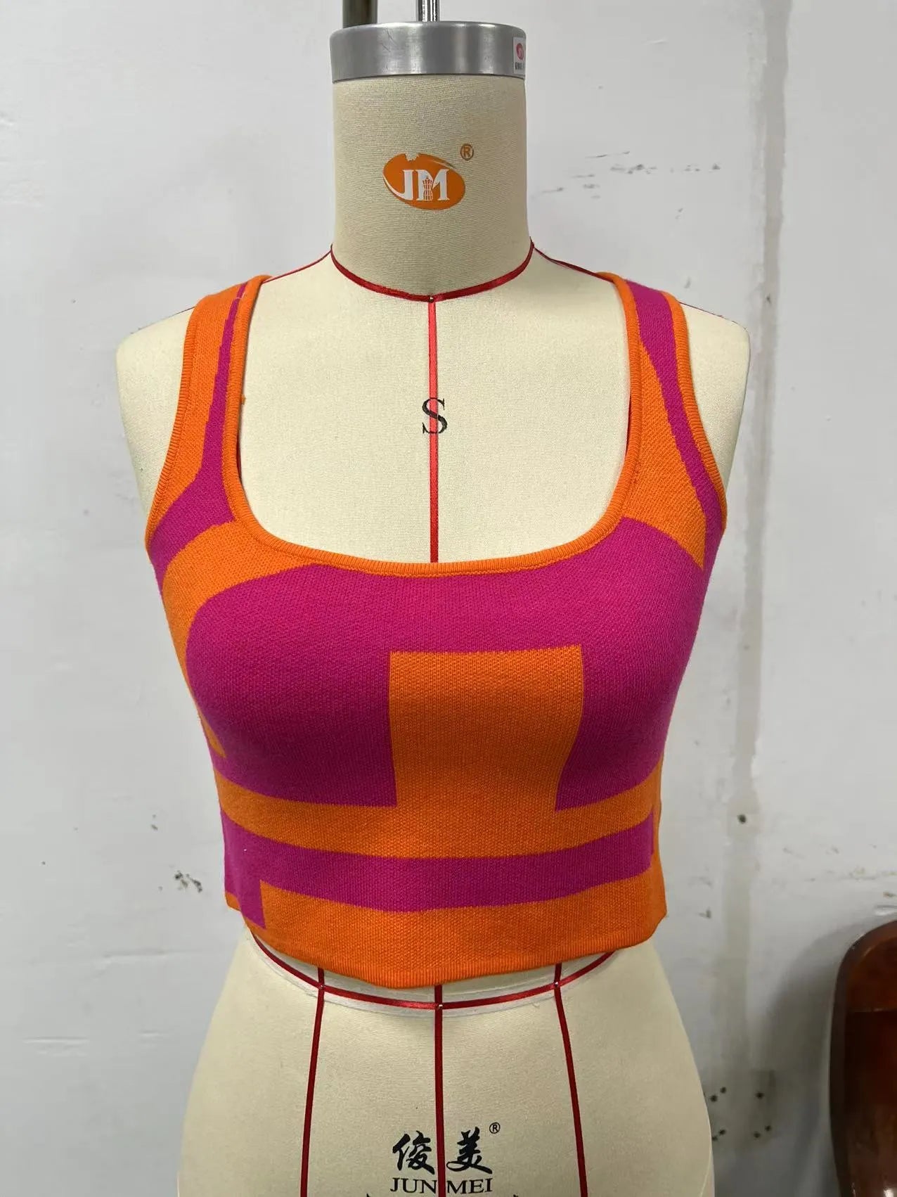 Women's U-collar camisole in polyester fabric with slim fit street fashion styling