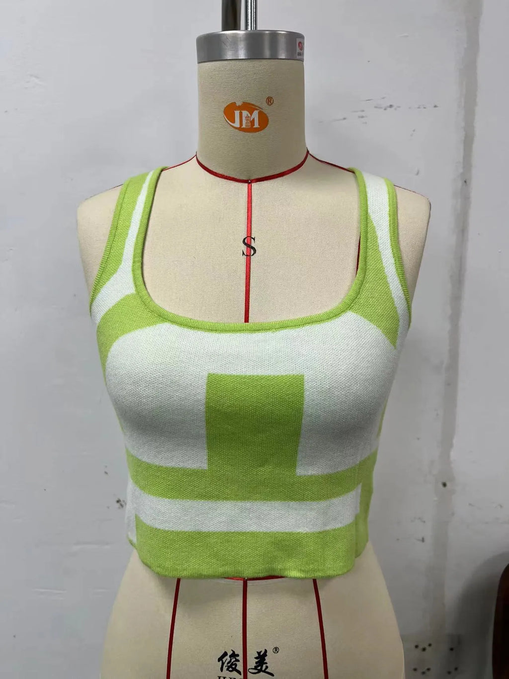 Women's U-collar camisole in polyester fabric with slim fit street fashion styling
