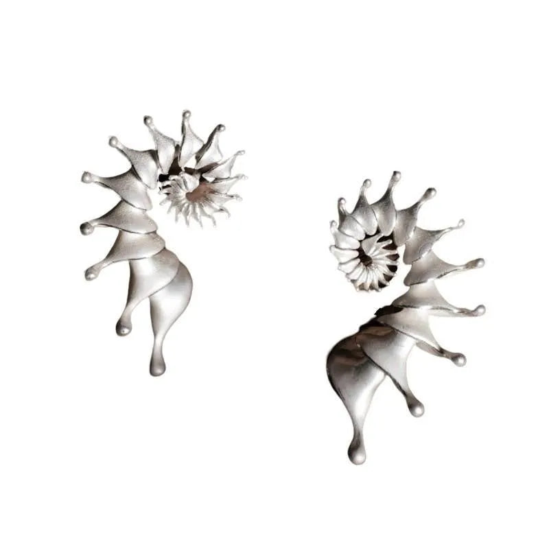 Exaggerated three-dimensional matte conch stud earrings with an irregular alloy design.