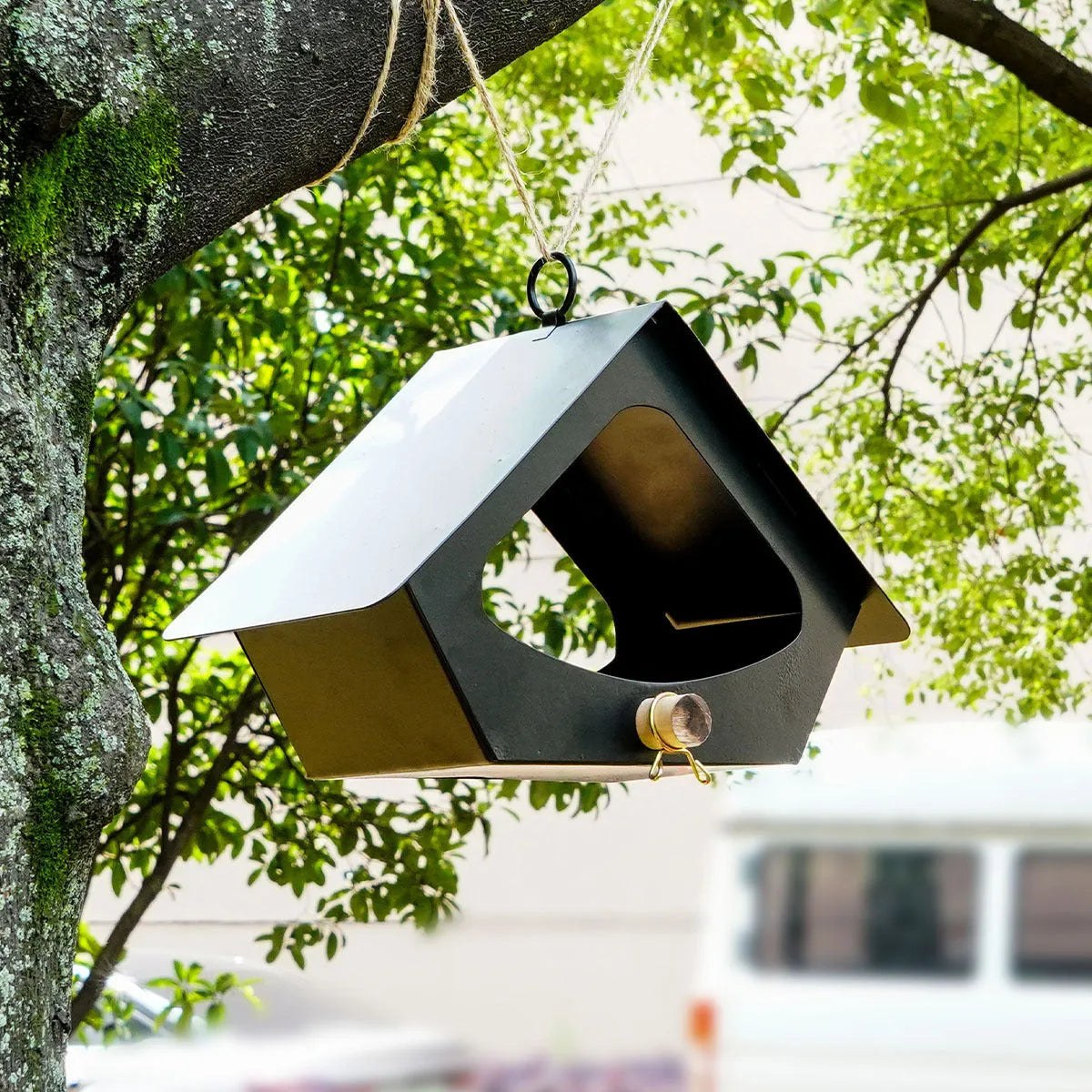 European-style iron bird nest decoration for outdoor courtyard with anti-rain bird food protection