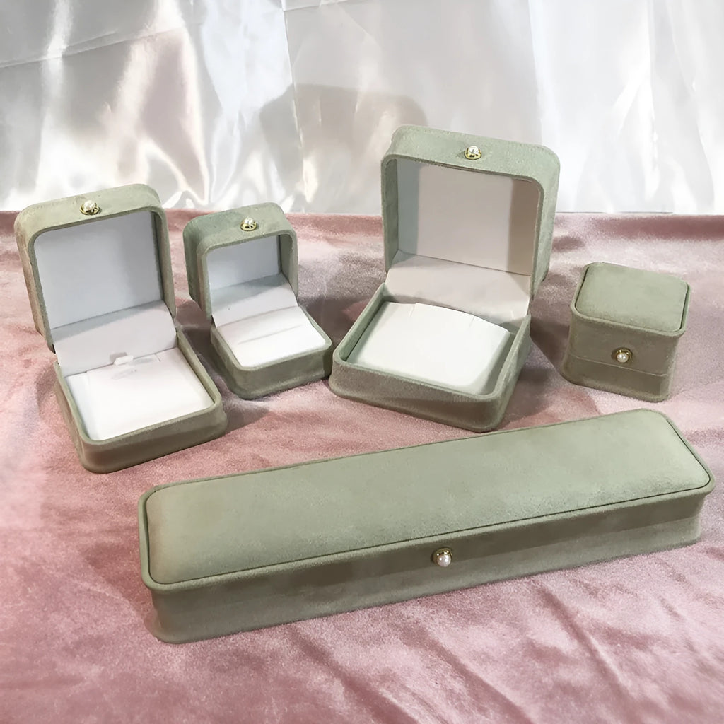Light green flannel waist-tight jewelry box with pearl buckle for pendant storage