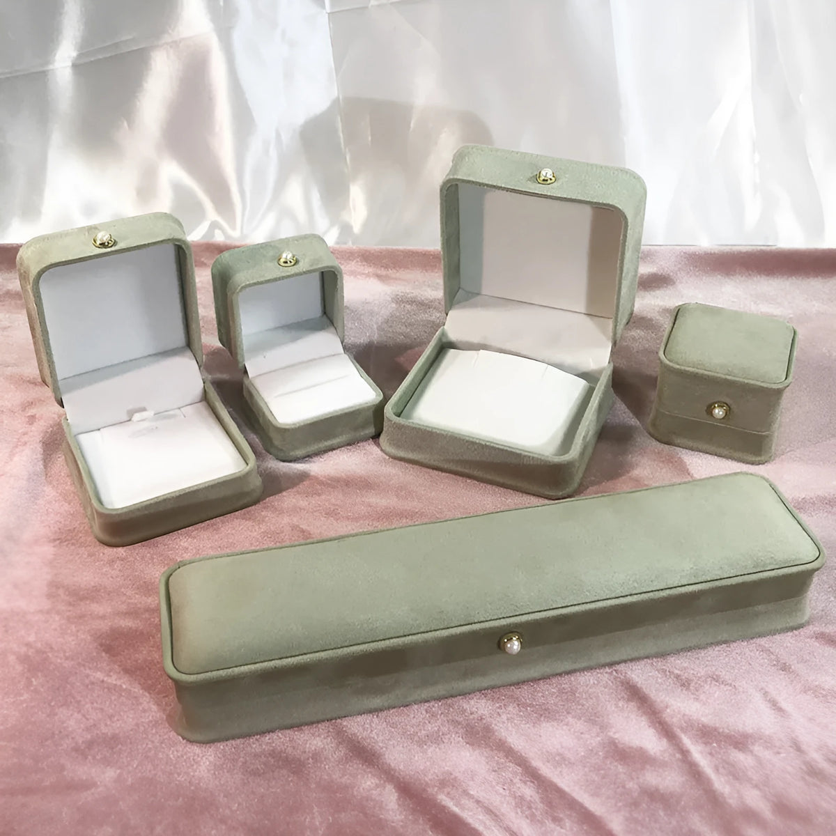 Light green flannel waist-tight jewelry box with pearl buckle for pendant storage