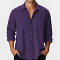 Man wearing a pure colour long-sleeve holiday shirt with a stand collar in a loose fit.