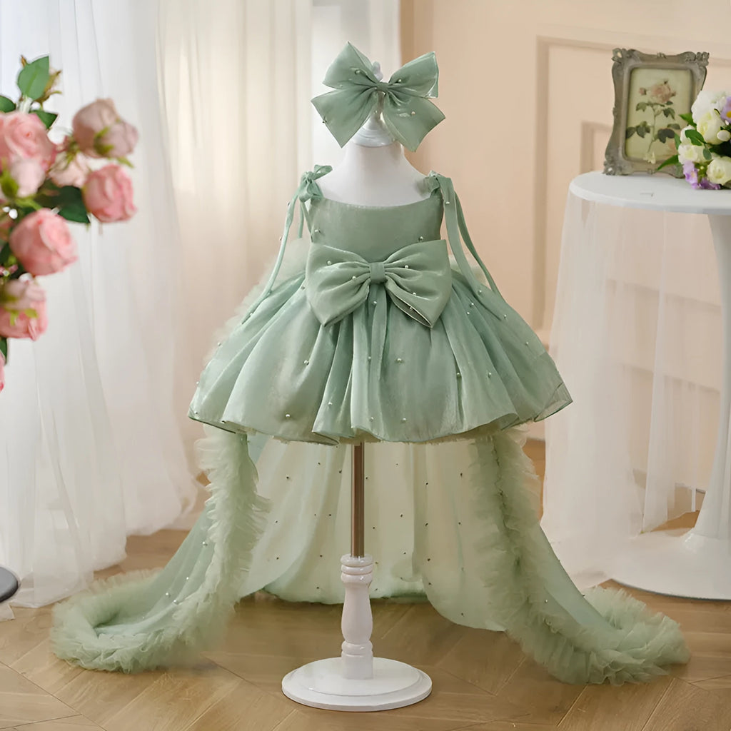 Green large trailing mesh children's dress on display, suitable for heights 80cm to 160cm, polyester fibre construction.
