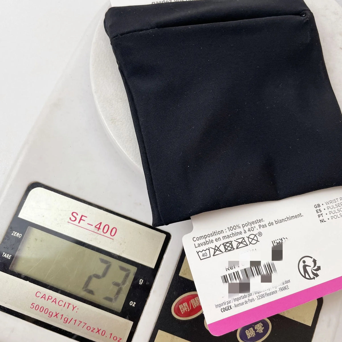 Black armband wallet with adjustable strap and 10x10.5cm phone compartment for running and hiking.