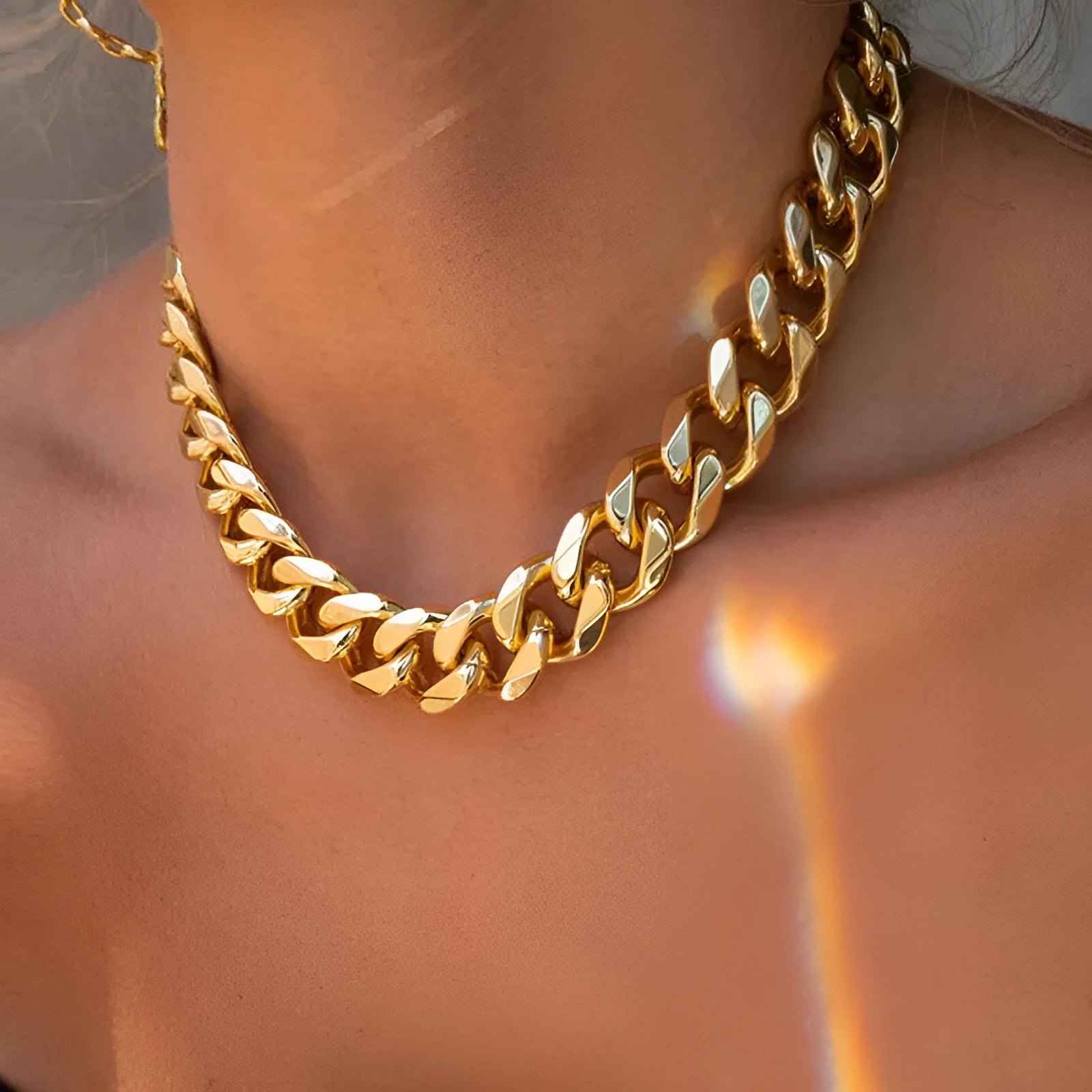 Gold thick chain necklace for women with 32cm length and alloy construction
