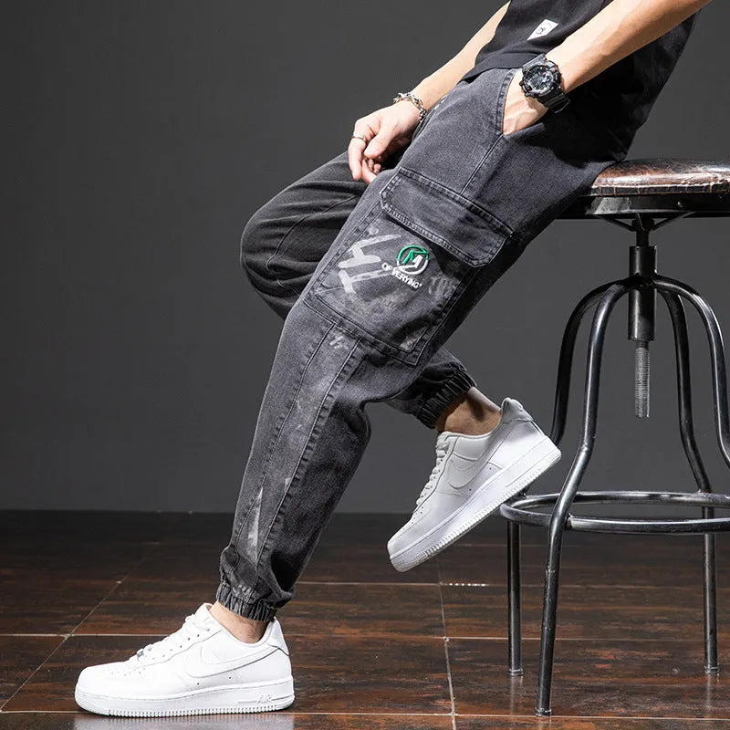 Men's loose straight-leg cargo jeans in blue, featuring a mid-rise waist and zip fly.
