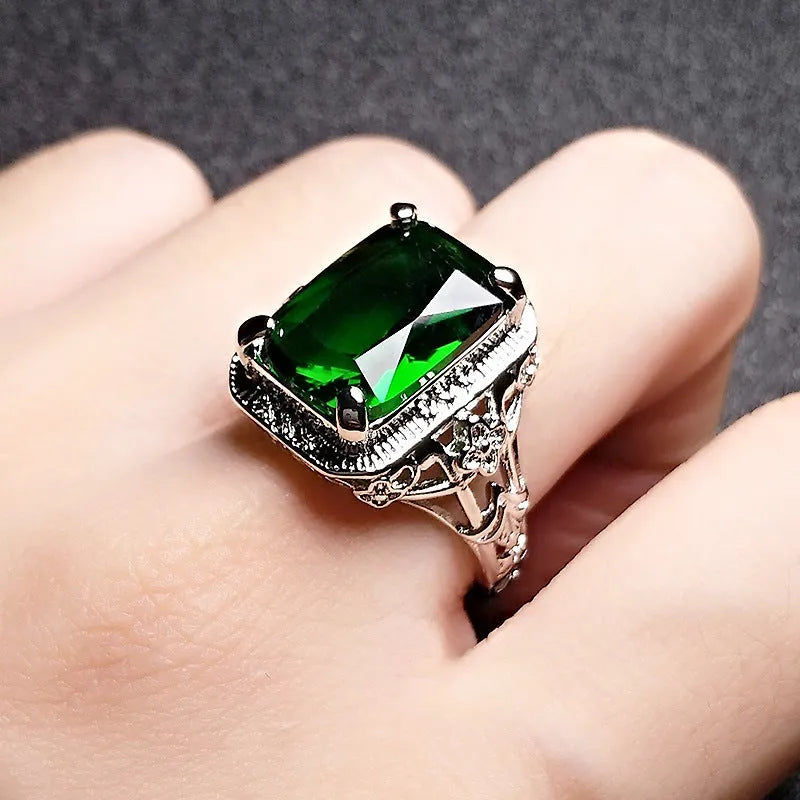 Adjustable geometric women's ring in electroplated copper with a platinum colour finish.