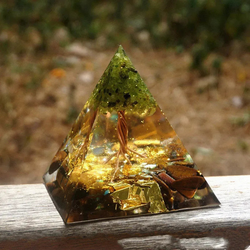 Clear epoxy resin pyramid ornament with natural crystal gravel inside, 6cm geometric shape