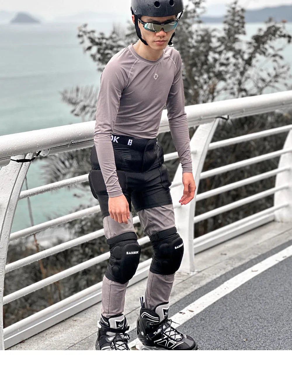 Black skating hip protection trousers with NBR foam padding for fall prevention