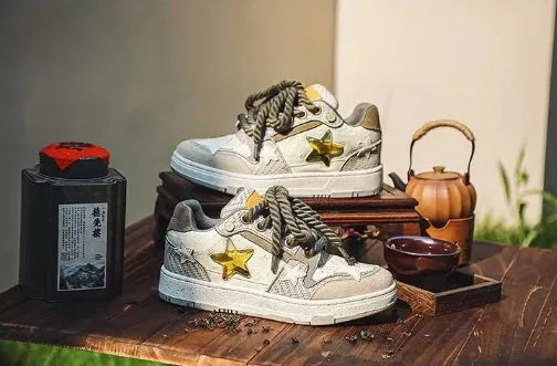 Green China-chic star patterned low-top casual shoes with laces and a thick rubber sole.