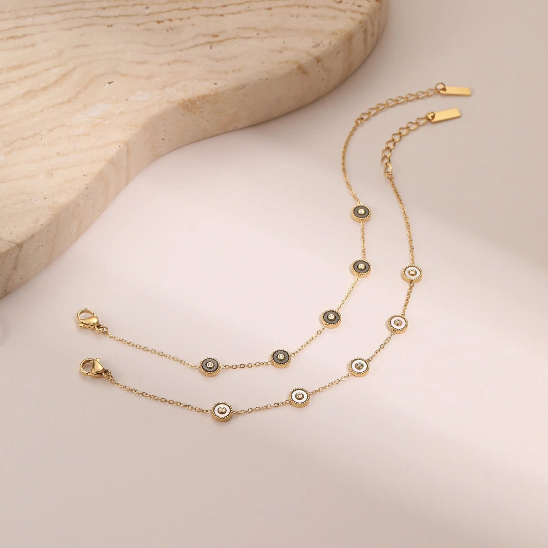 Women's stainless steel bracelet with 18K gold plating and geometric fritillary pattern design