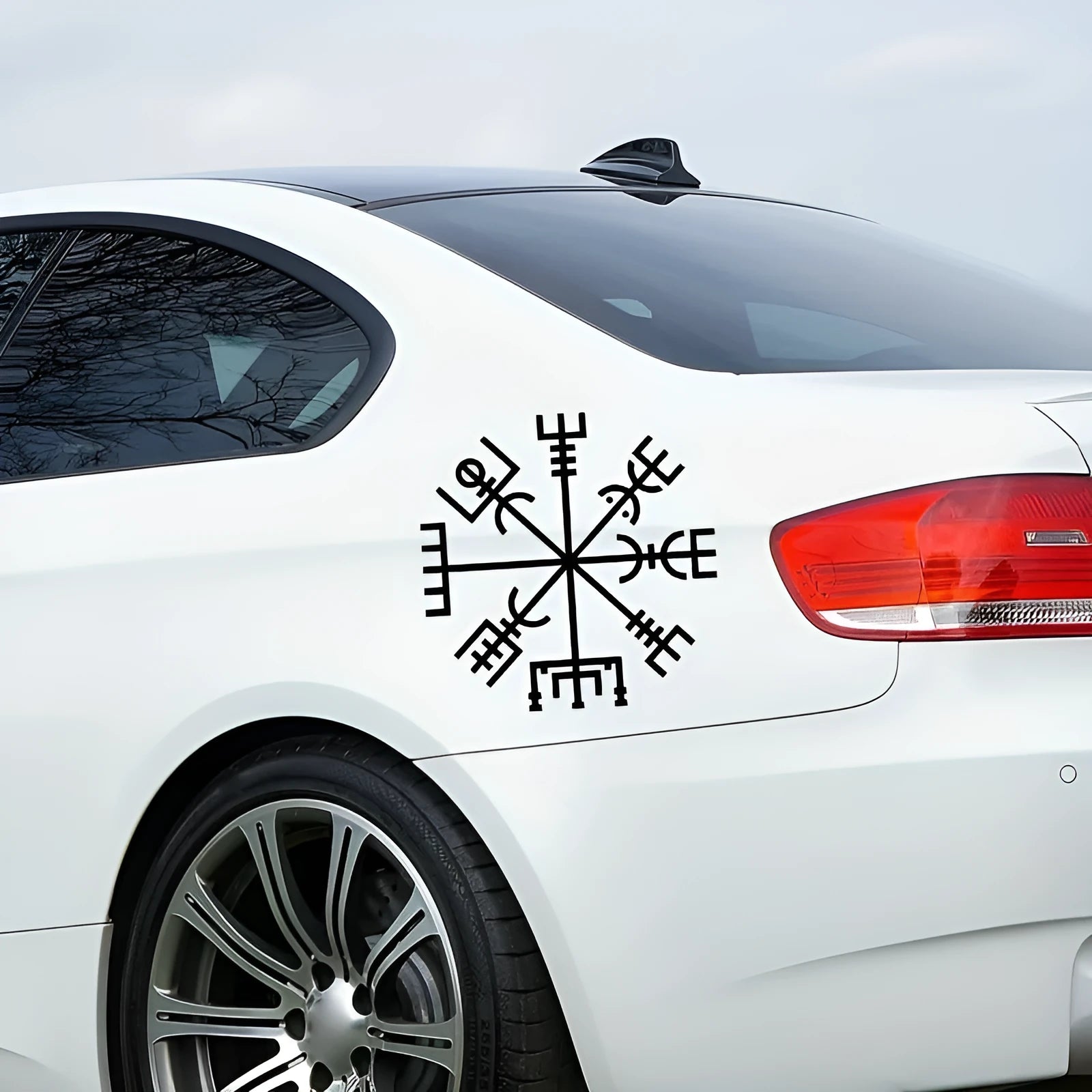 Square 13x13cm vegetarian-themed vinyl car sticker for glass or notebooks.