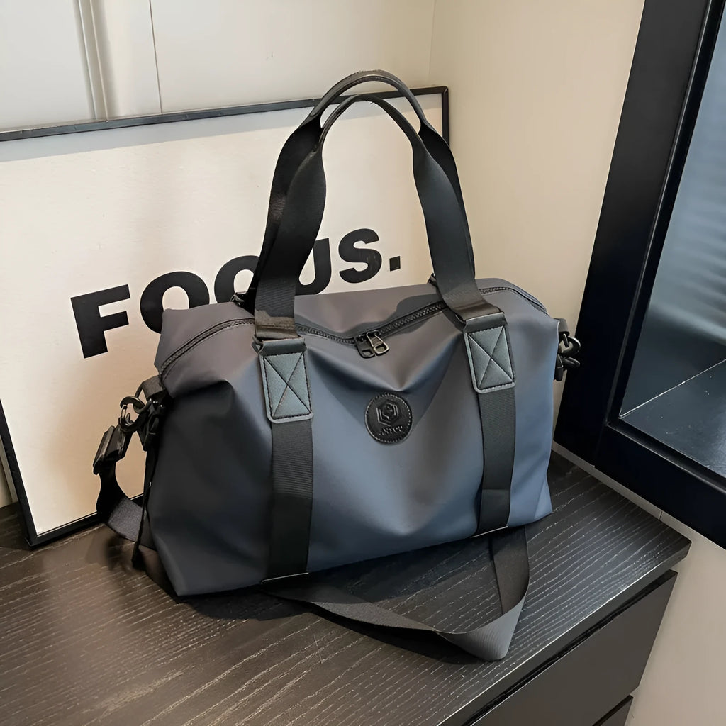 Large capacity waterproof travel bag in Oxford cloth with breathable back panel and multiple colour options