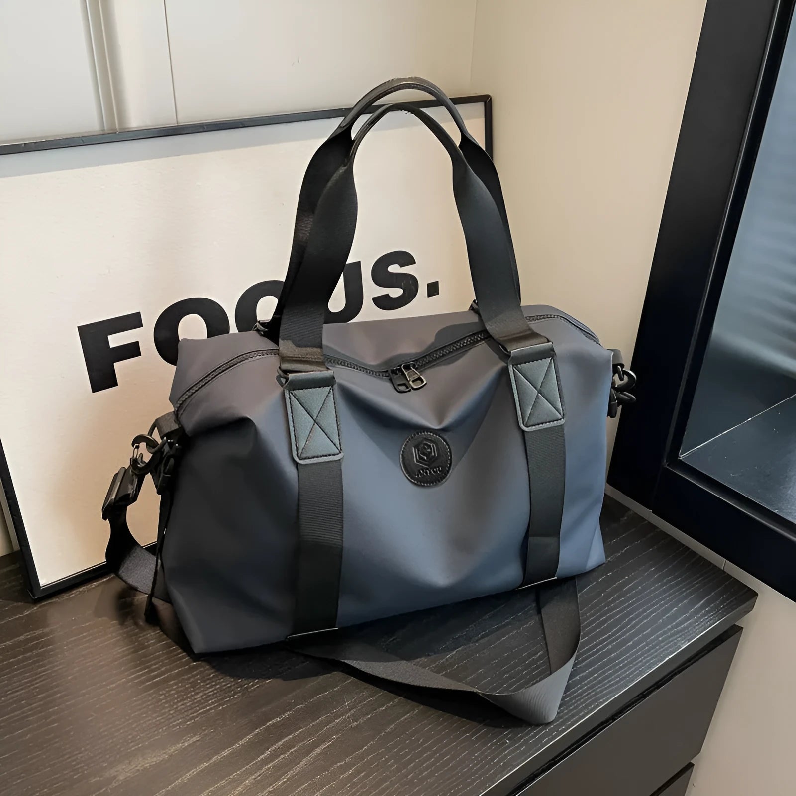 Large capacity waterproof travel bag in Oxford cloth with breathable back panel and multiple colour options