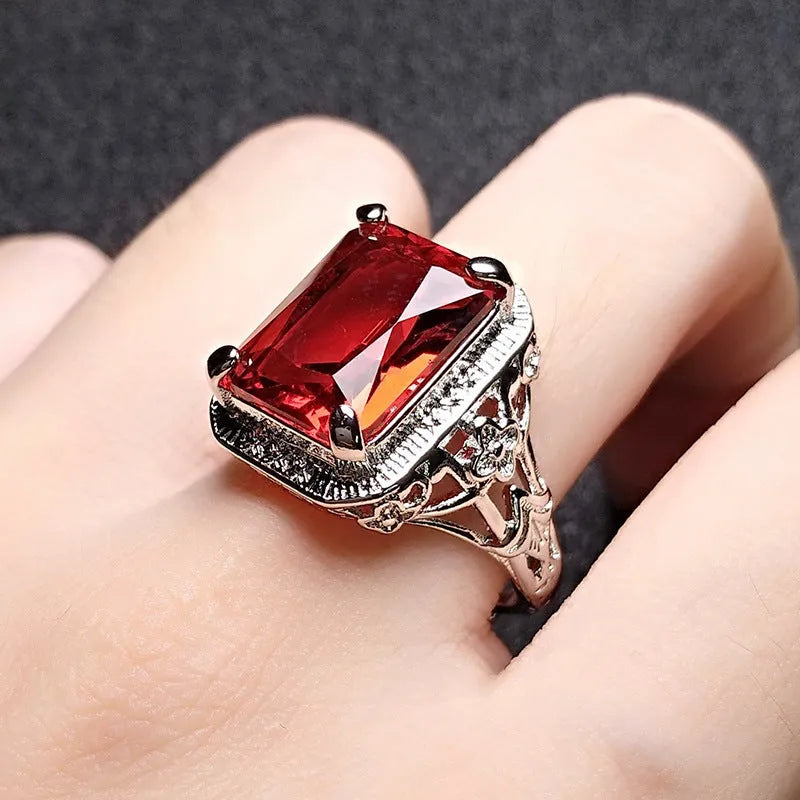 Adjustable geometric women's ring in electroplated copper with a platinum colour finish.