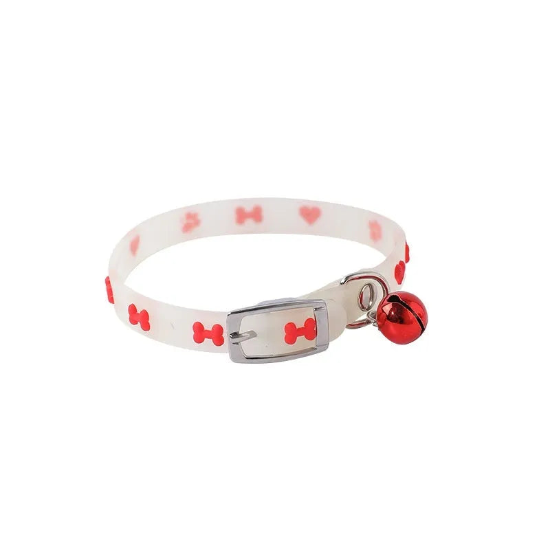 Cat wearing luminous collar with glow-in-the-dark paw print design on adjustable 29cm silicone chain