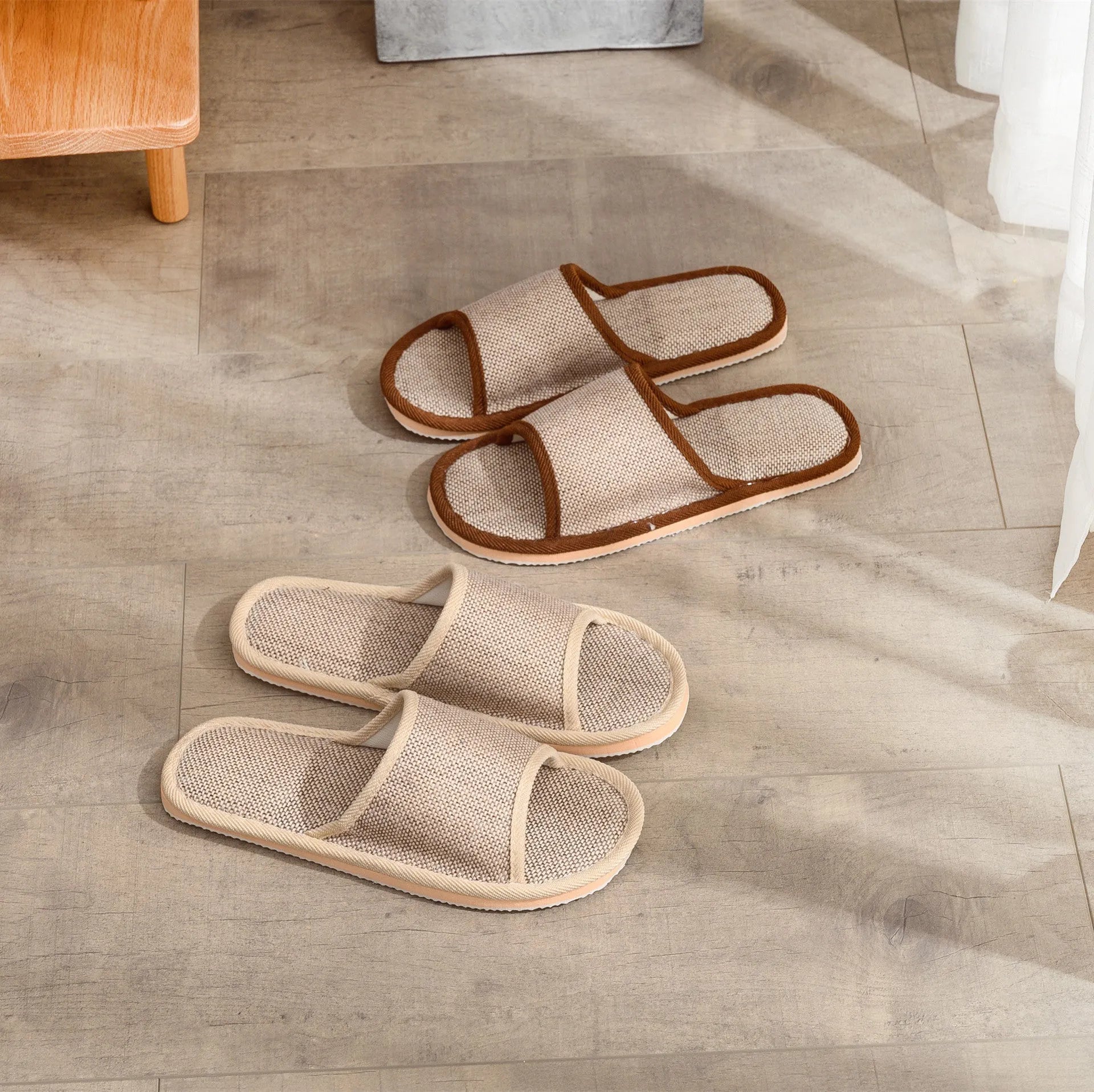 Women's open-toe slippers in linen and cotton, shown in a marled red colour with a thickened sole.