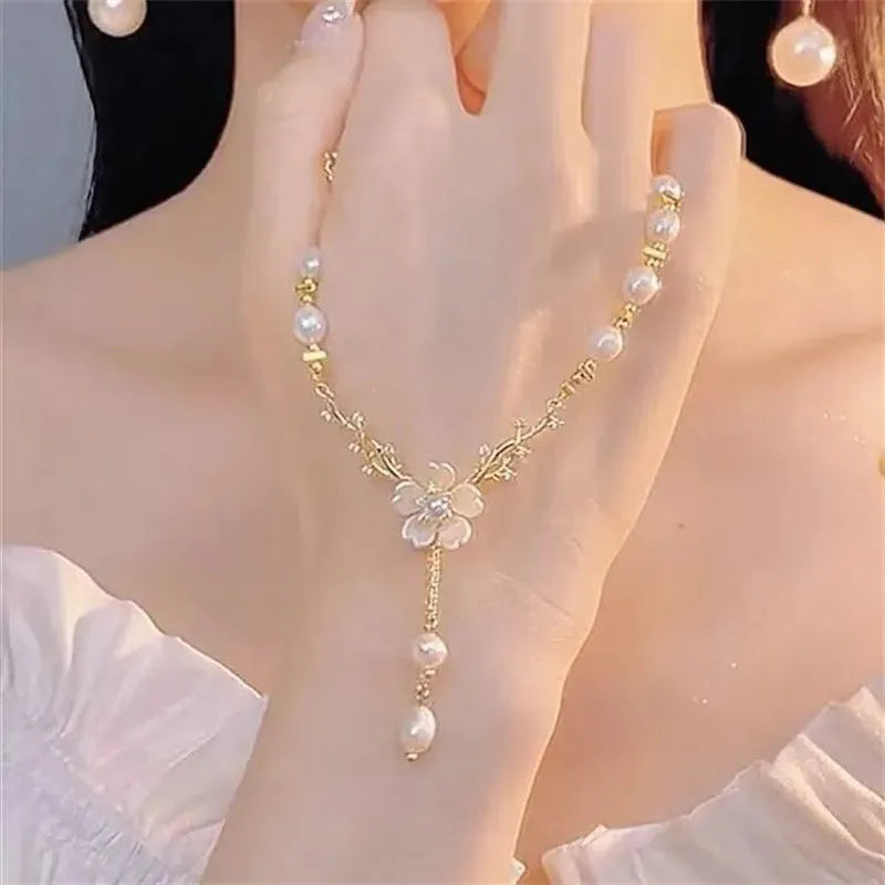Alloy fashion necklace with pearl flower colour and rose decorative elements on pearl chain