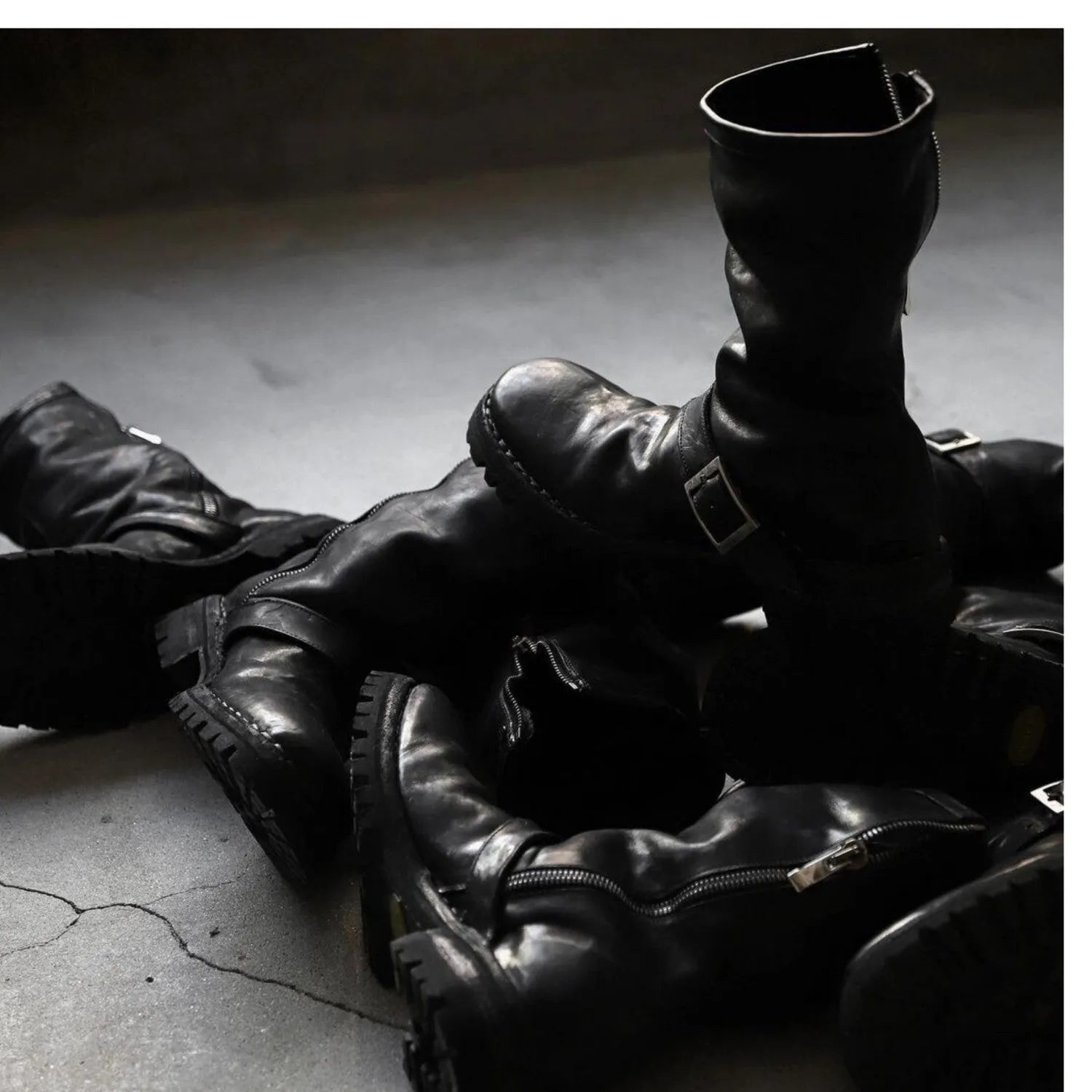Men's black retro Martin ankle boots with side zipper and round toe.
