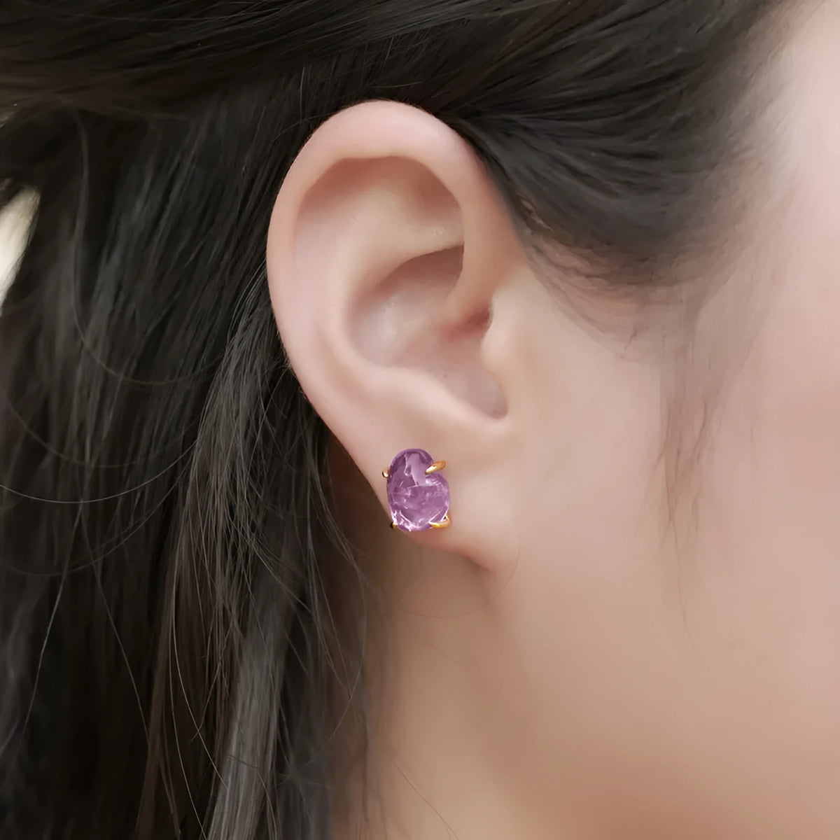 Natural powder Amethyst crystal four-claw stud earrings in 925 silver, simple style, one pair